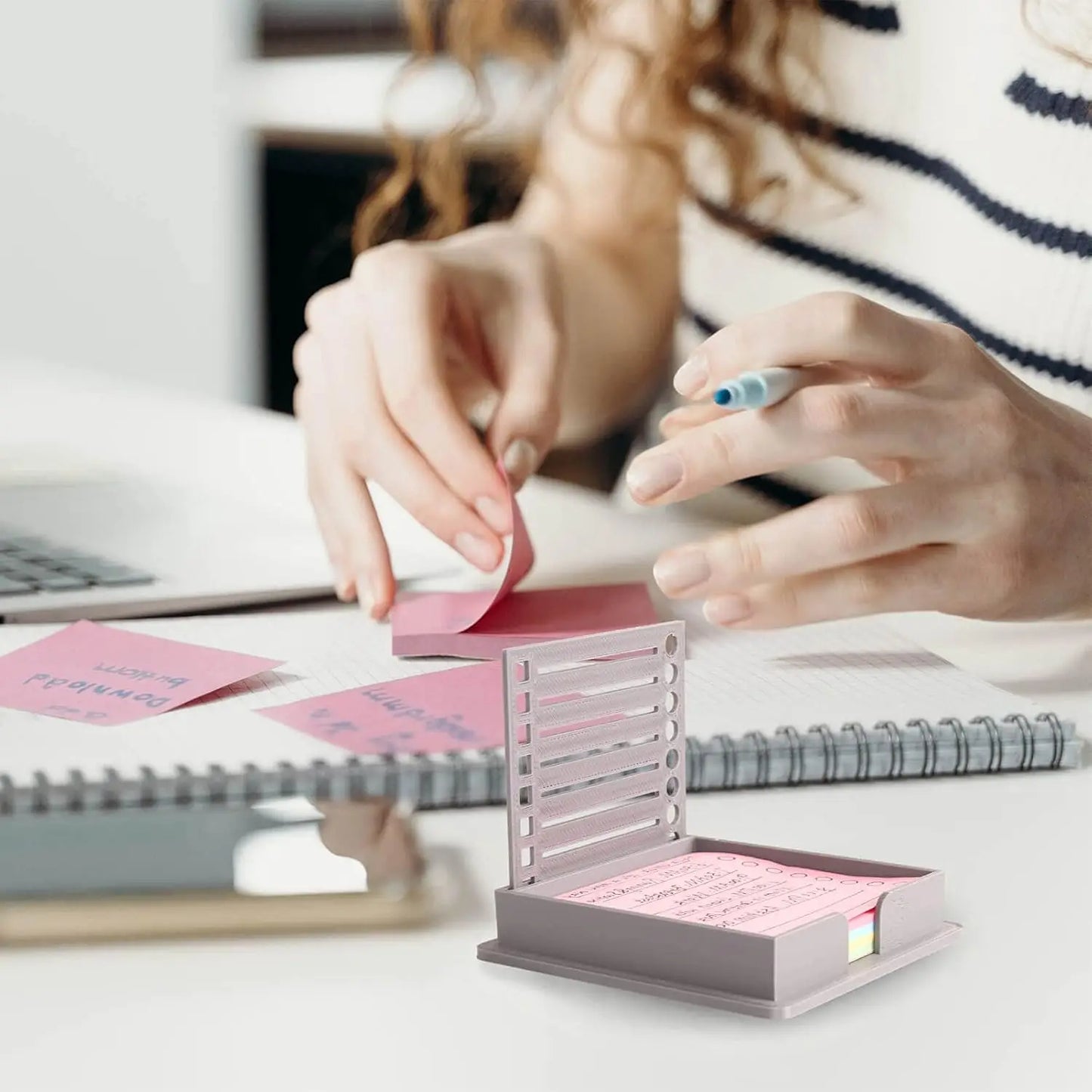 Stylish sticky note holder with template – order on the desk, order in the head